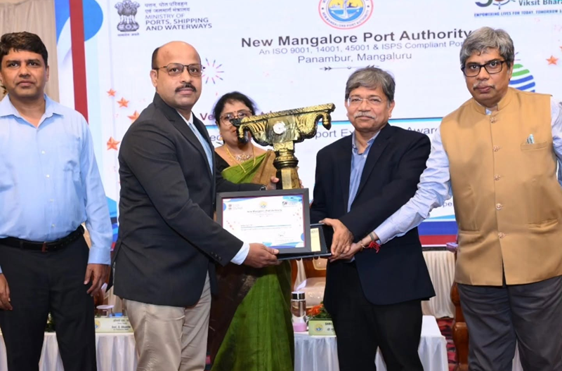 Sushil Kumar Singh presents awards to outstanding performers